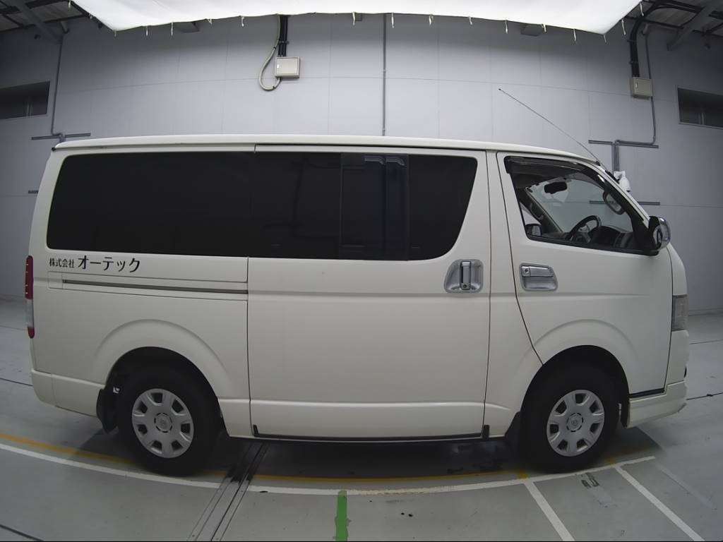 2011 Toyota Regiusace Van KDH206V[2]