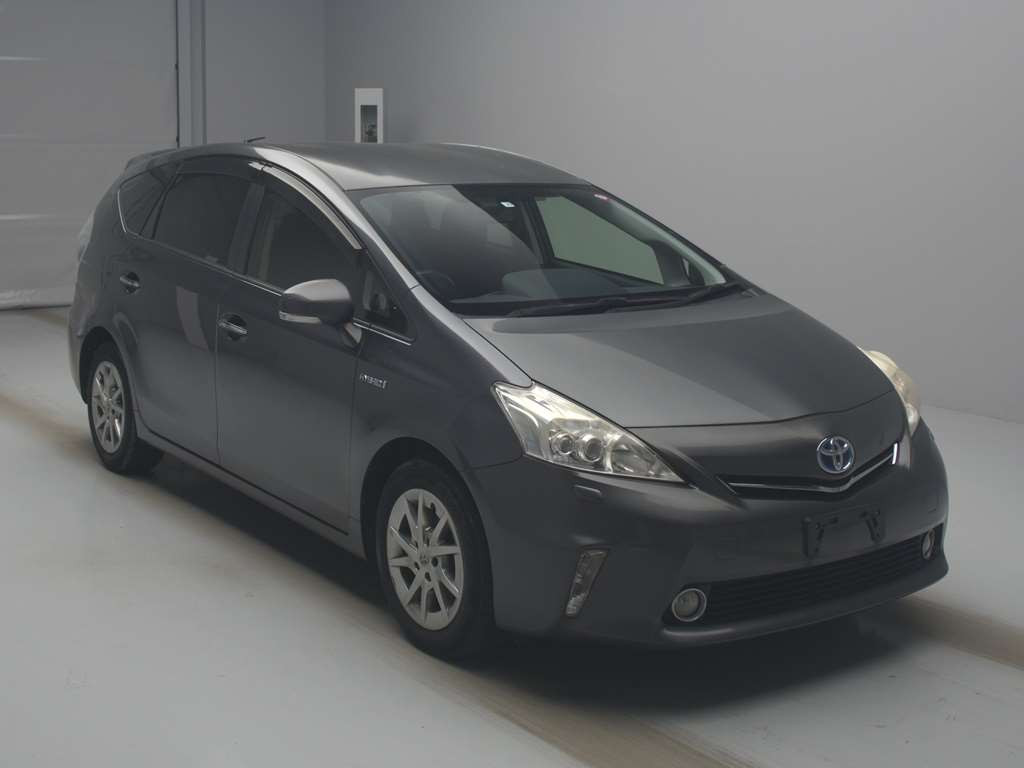 2013 Toyota Prius alpha ZVW41W[2]