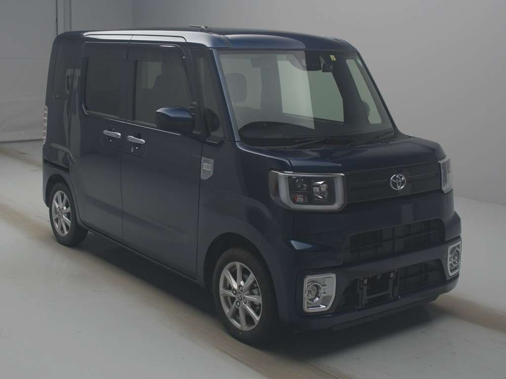 2022 Toyota Pixis Mega LA700A[2]