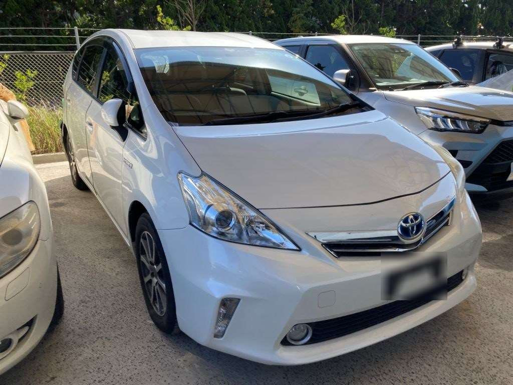 2013 Toyota Prius alpha ZVW41W[2]