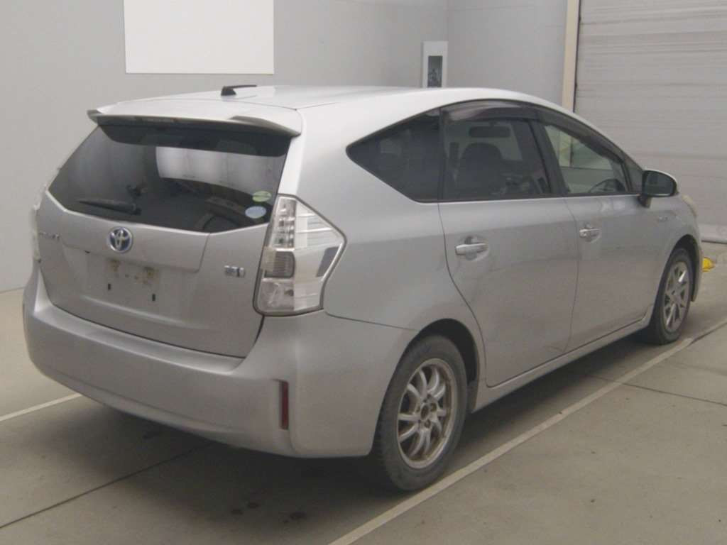 2013 Toyota Prius alpha ZVW41W[1]