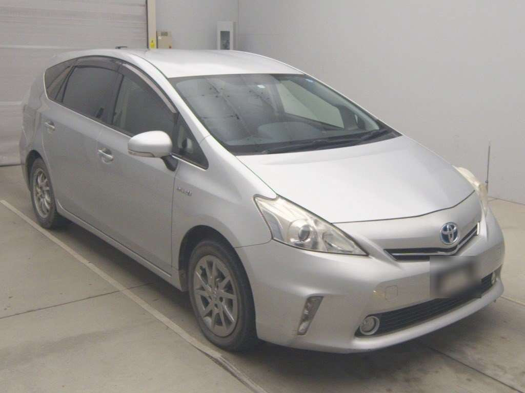 2013 Toyota Prius alpha ZVW41W[2]