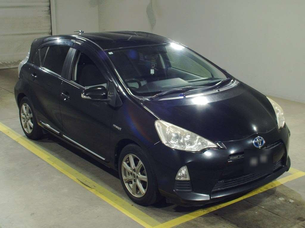 2012 Toyota Aqua NHP10[2]