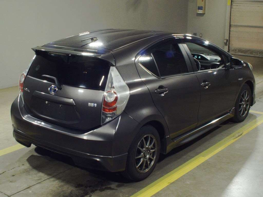 2012 Toyota Aqua NHP10[1]