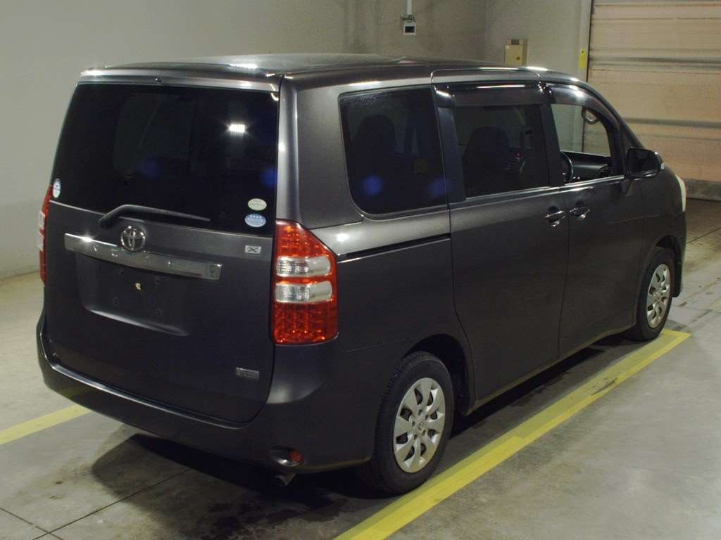 2010 Toyota Noah ZRR70G[1]