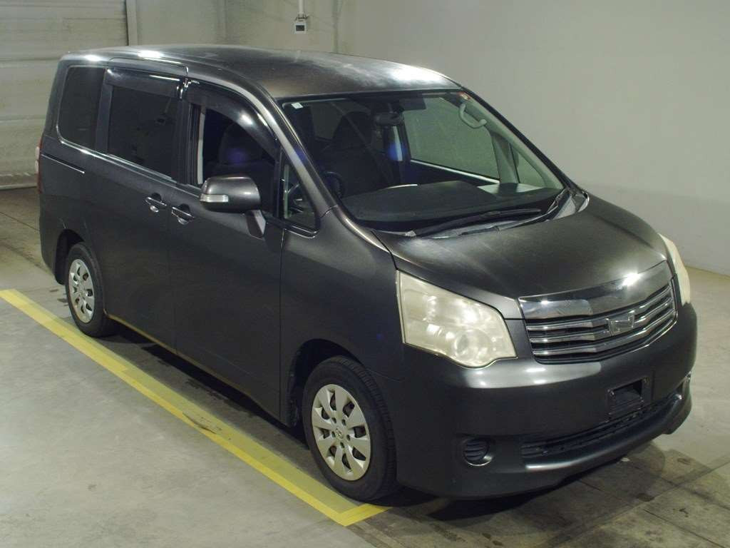 2010 Toyota Noah ZRR70G[2]