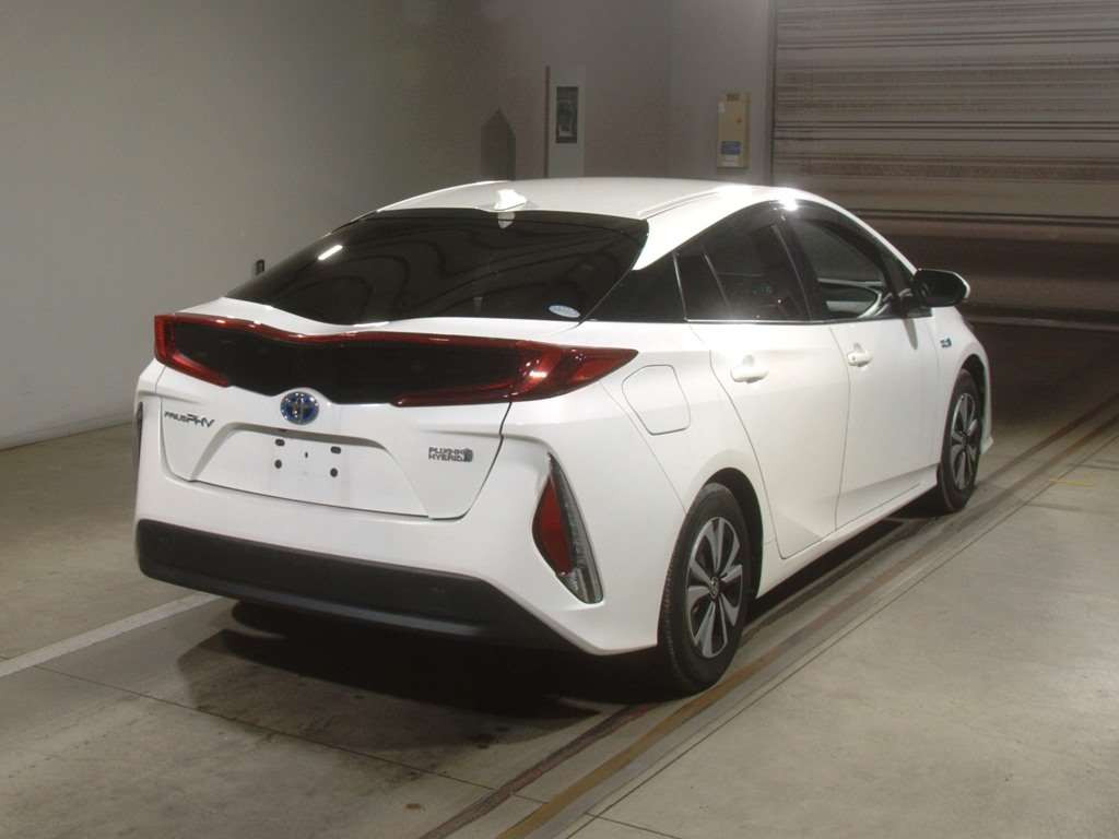 2017 Toyota Prius PHV ZVW52[1]