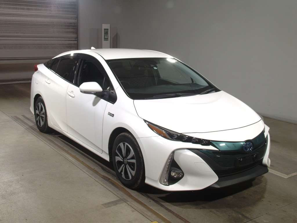 2017 Toyota Prius PHV ZVW52[2]