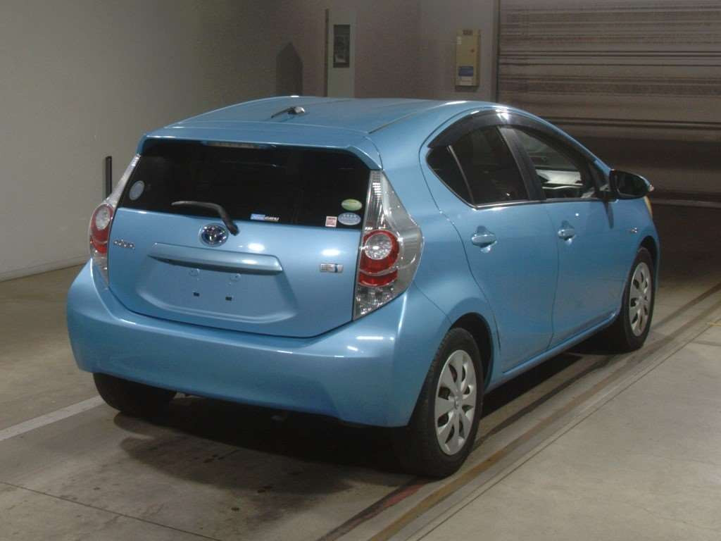 2012 Toyota Aqua NHP10[1]