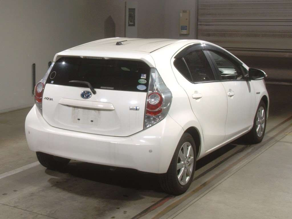 2014 Toyota Aqua NHP10[1]