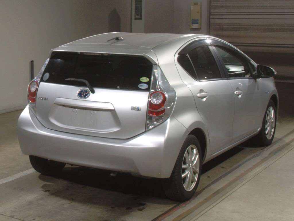 2014 Toyota Aqua NHP10[1]