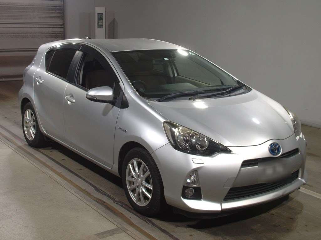 2014 Toyota Aqua NHP10[2]