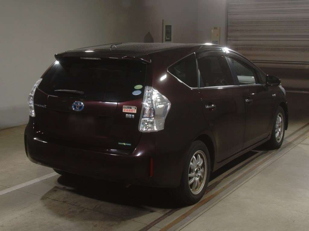 2013 Toyota Prius alpha ZVW41W[1]