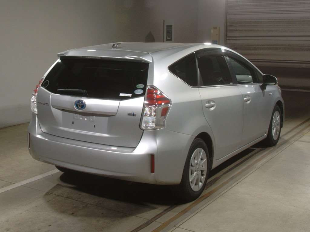 2015 Toyota Prius alpha ZVW41W[1]