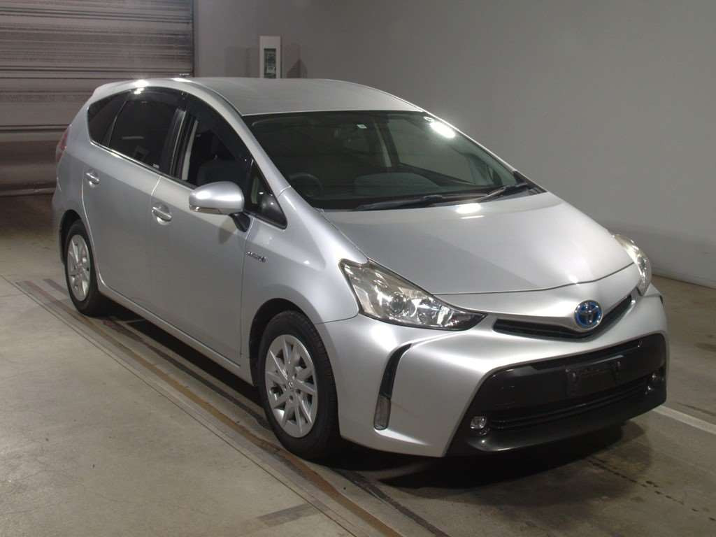 2015 Toyota Prius alpha ZVW41W[2]