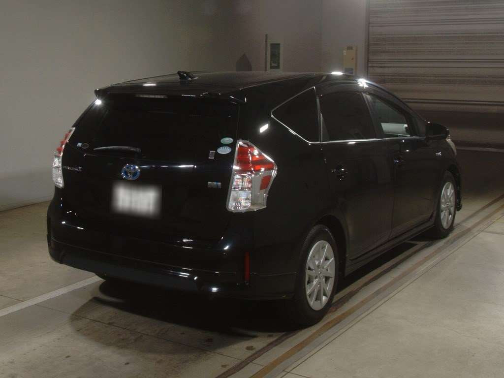 2015 Toyota Prius alpha ZVW41W[1]