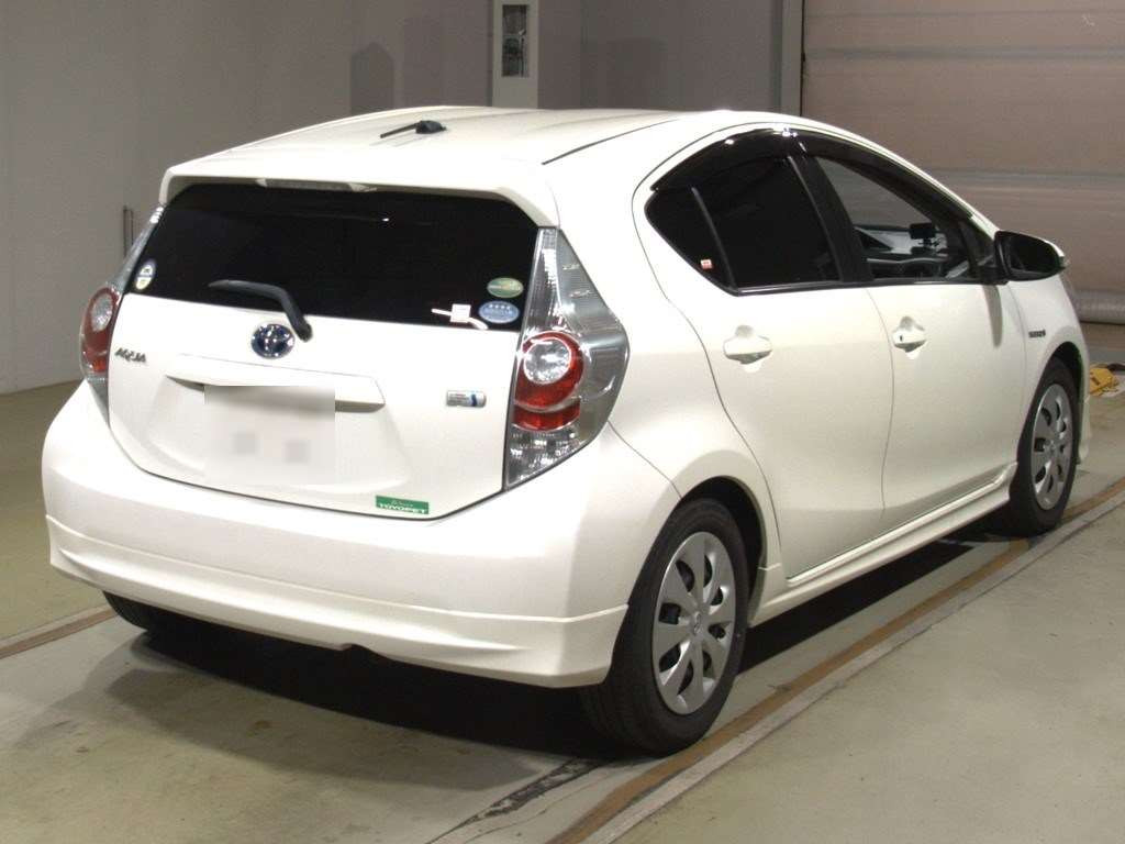 2012 Toyota Aqua NHP10[1]