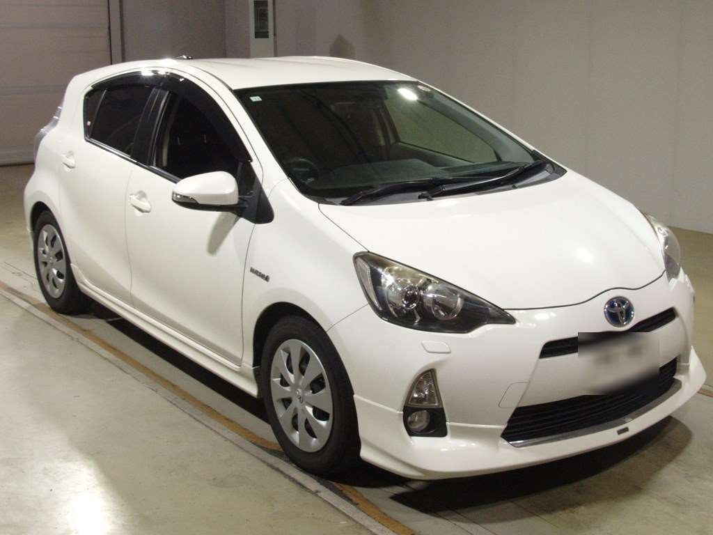 2012 Toyota Aqua NHP10[2]