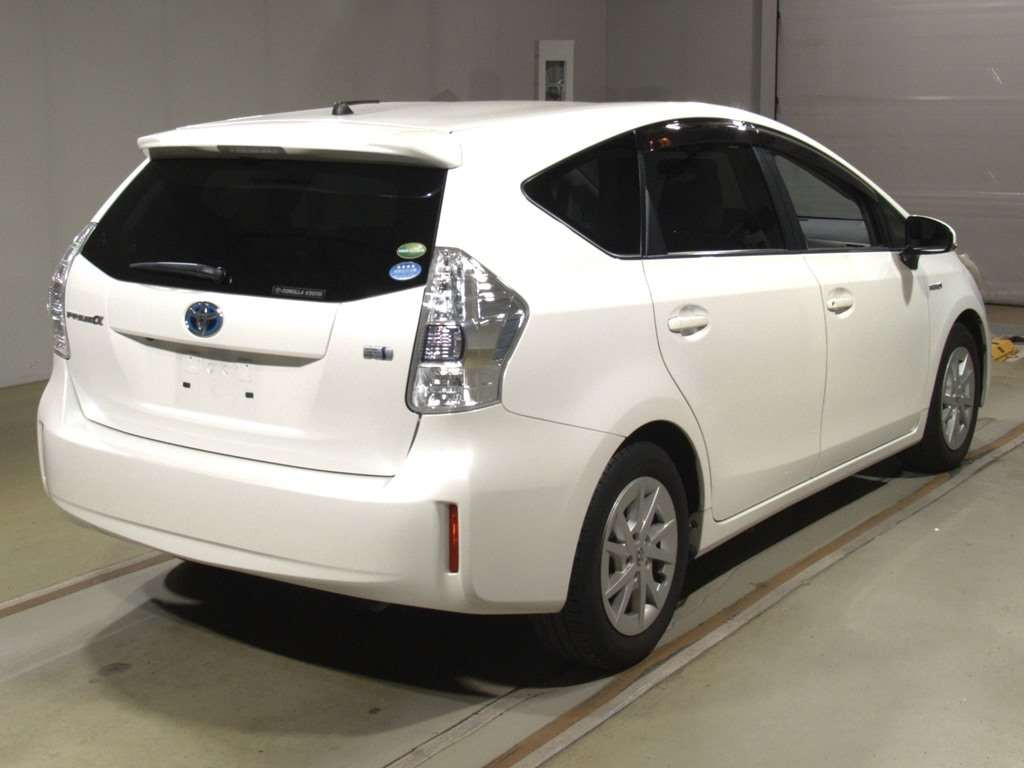 2013 Toyota Prius alpha ZVW41W[1]