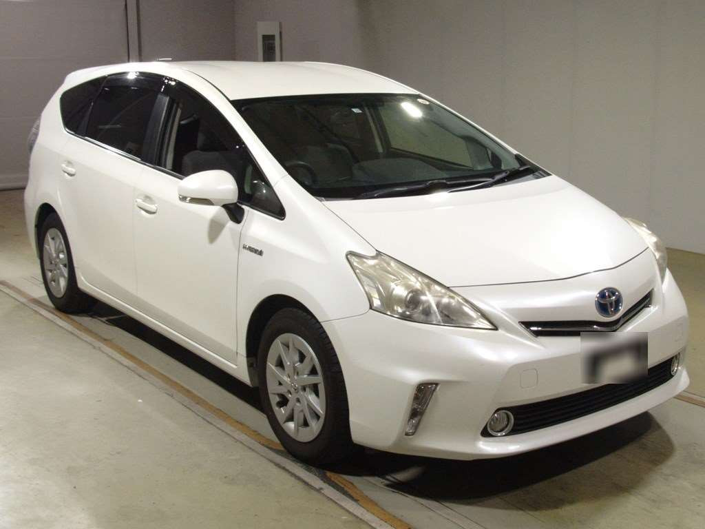 2013 Toyota Prius alpha ZVW41W[2]