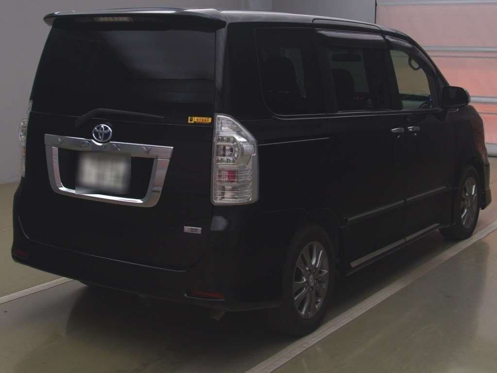 2013 Toyota Voxy ZRR70W[1]