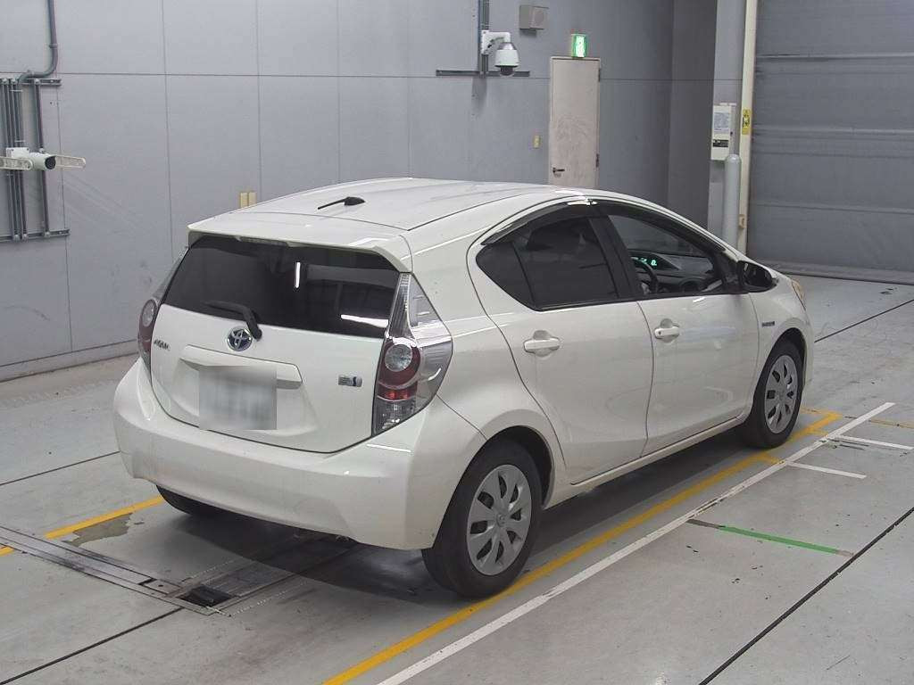 2012 Toyota Aqua NHP10[1]