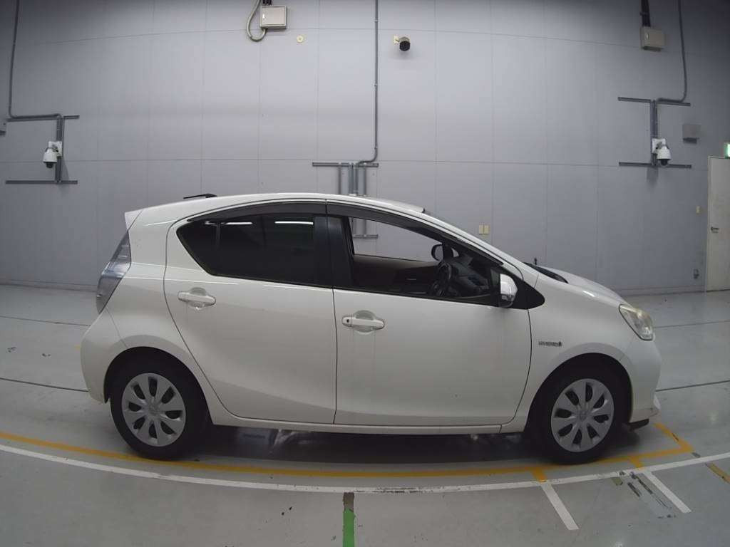 2012 Toyota Aqua NHP10[2]