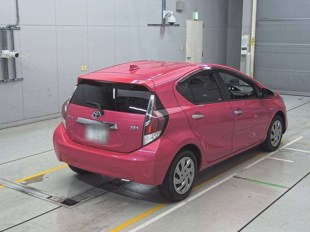 2015 Toyota Aqua NHP10[1]