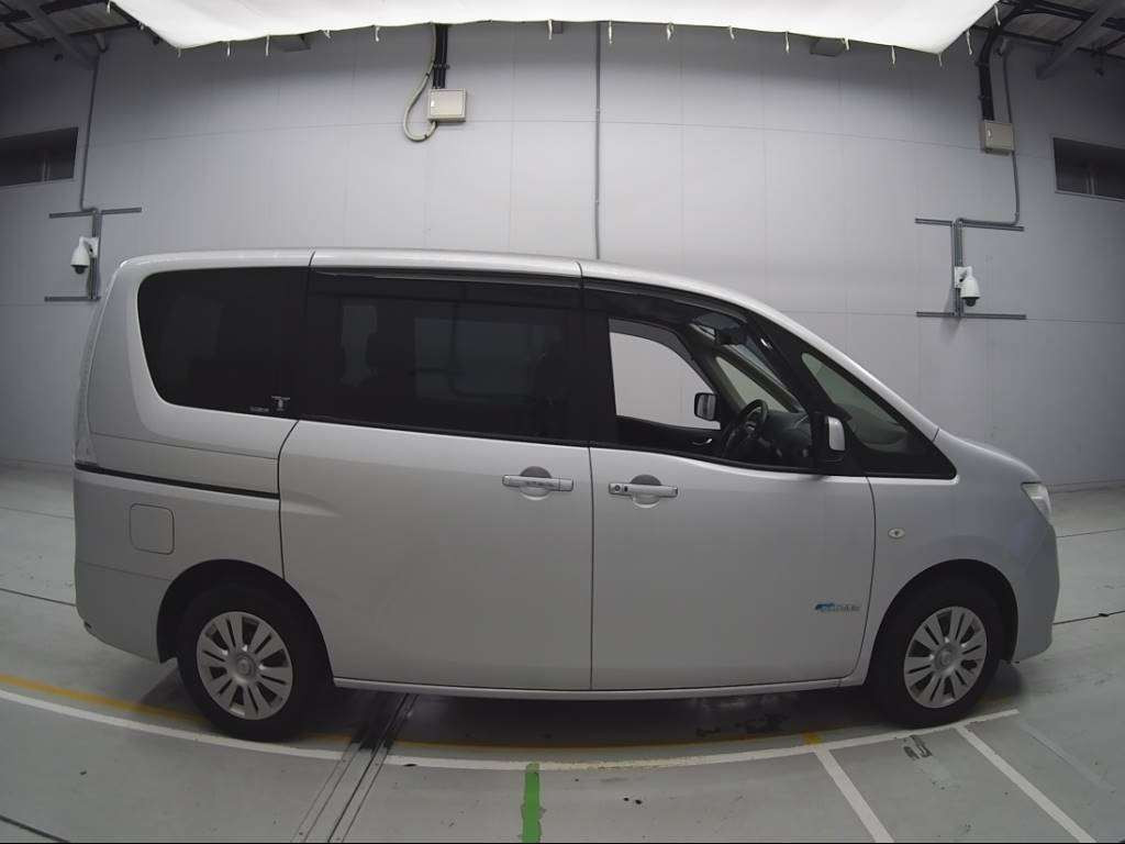 2013 Nissan Serena HC26[2]