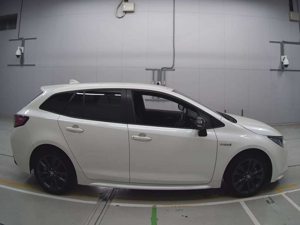 2020 Toyota Corolla Touring Wagon ZWE214W[2]