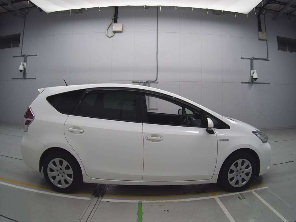 2015 Toyota Prius alpha ZVW41W[2]