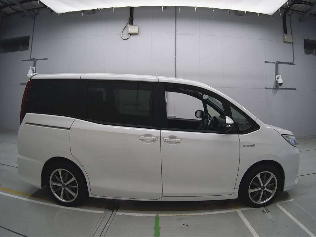 2014 Toyota Noah ZWR80G[2]