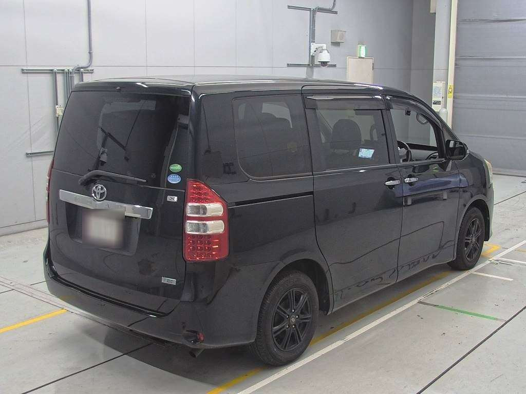 2013 Toyota Noah ZRR70G[1]