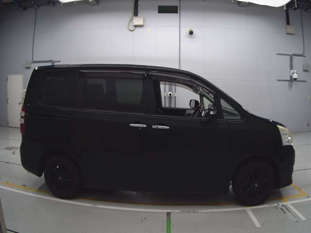 2013 Toyota Noah ZRR70G[2]