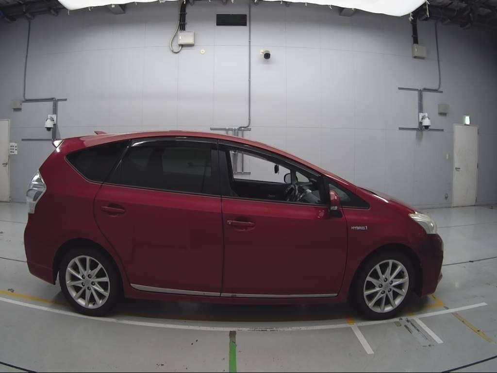 2013 Toyota Prius alpha ZVW41W[2]