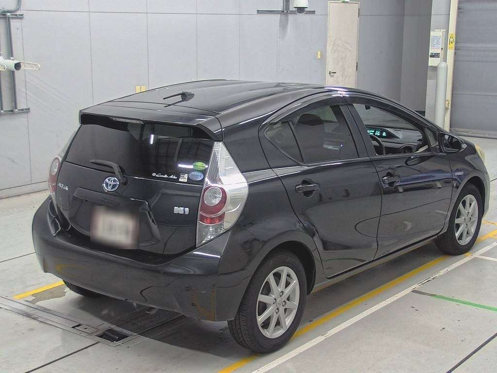 2013 Toyota Aqua NHP10[1]