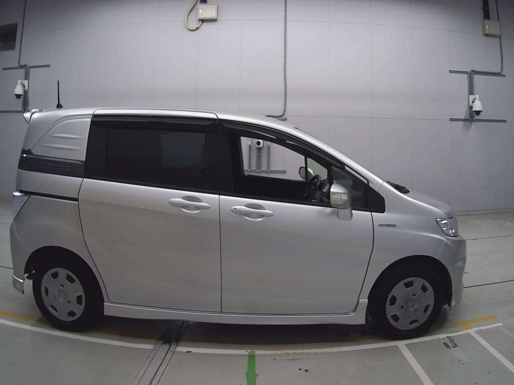 2013 Honda Freed spike hybrid GP3[1]