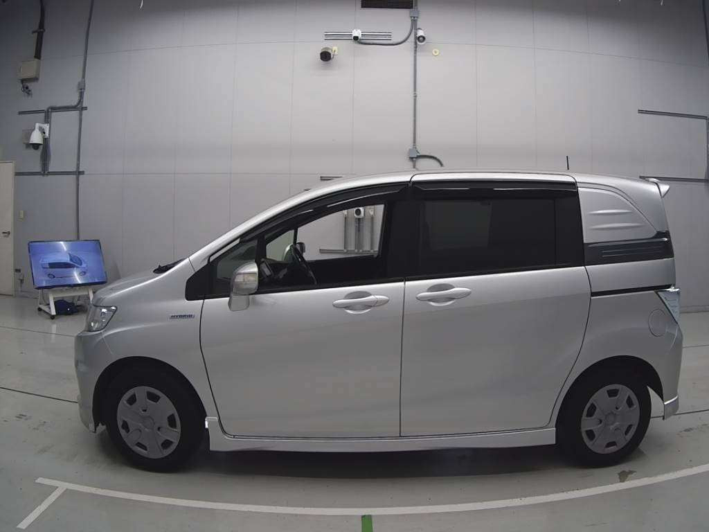 2013 Honda Freed spike hybrid GP3[2]