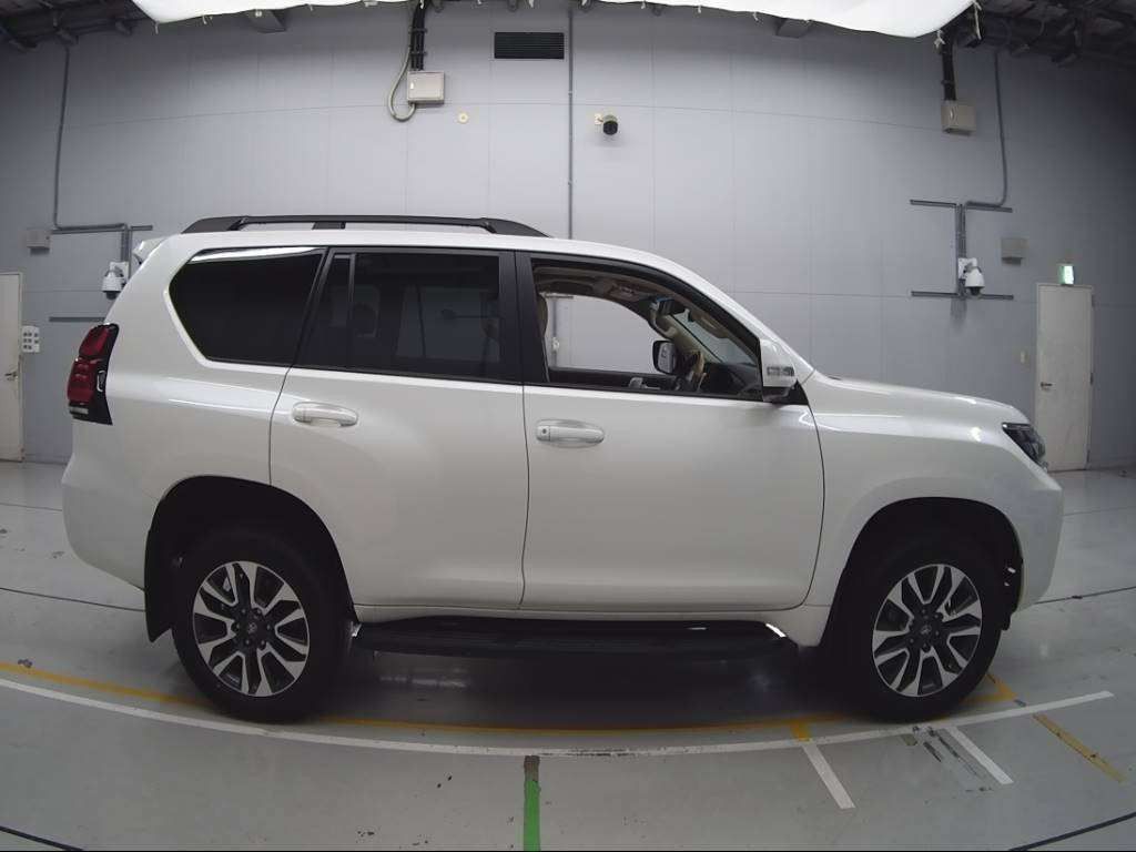 2023 Toyota Land Cruiser Prado TRJ150W[2]