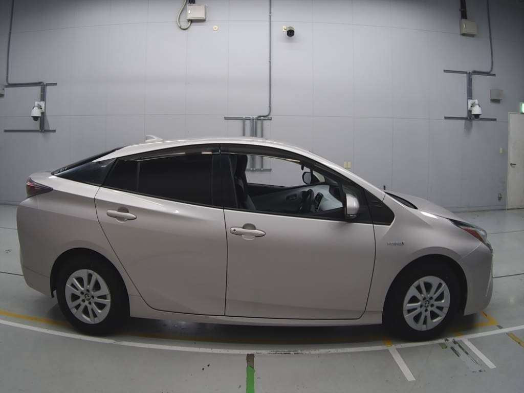 2016 Toyota Prius ZVW50[1]