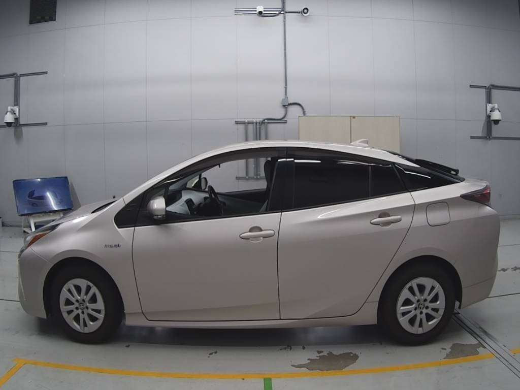 2016 Toyota Prius ZVW50[2]