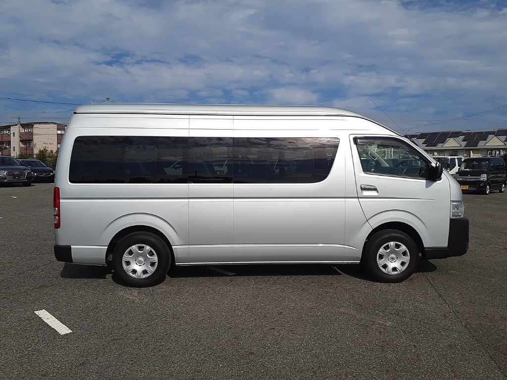 2021 Toyota Hiace Commuter TRH228B[2]