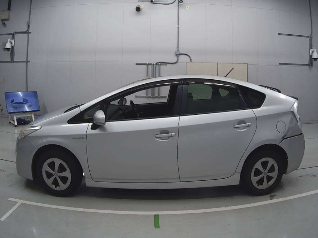 2011 Toyota Prius ZVW30[2]