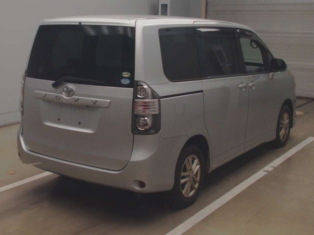 2010 Toyota Voxy ZRR70G[1]