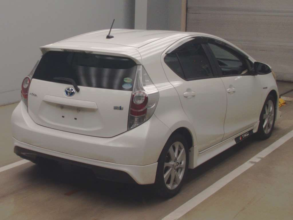 2012 Toyota Aqua NHP10[1]