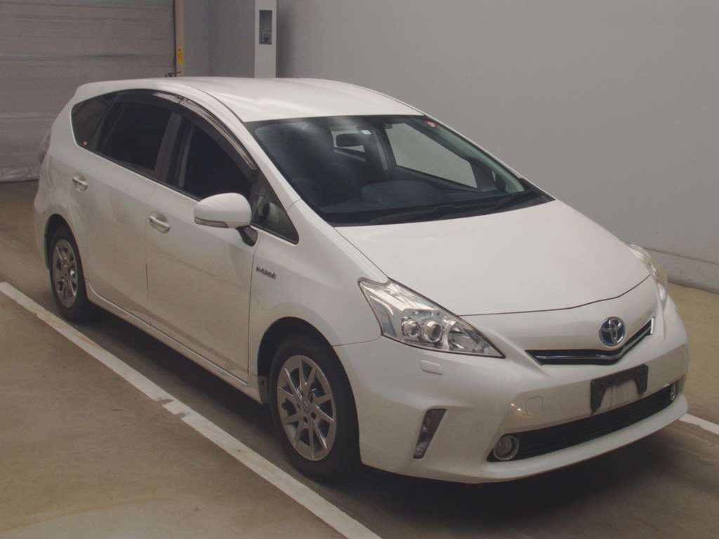 2014 Toyota Prius alpha ZVW40W[2]