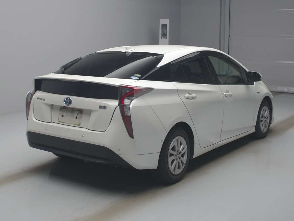 2016 Toyota Prius ZVW50[1]