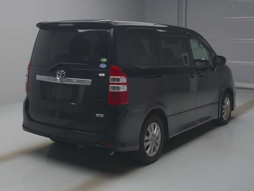 2013 Toyota Noah ZRR70W[1]