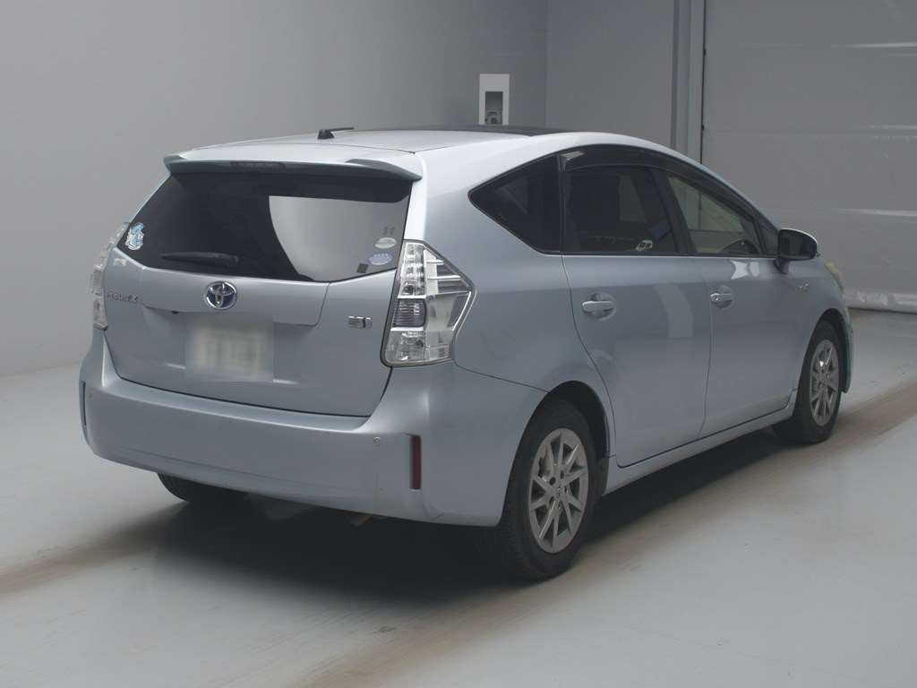 2011 Toyota Prius alpha ZVW41W[1]