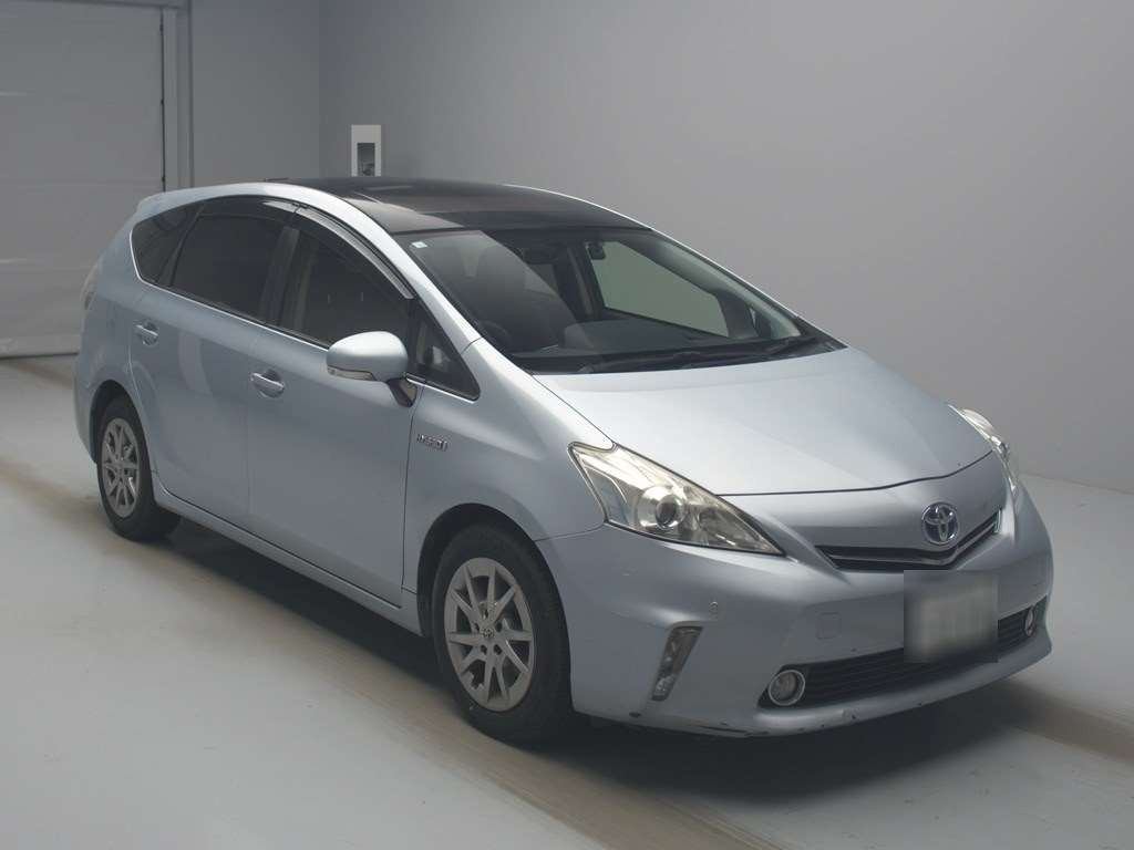 2011 Toyota Prius alpha ZVW41W[2]